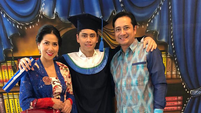 Venna Melinda dan Ivan Fadilla Kompak Hadir di Wisuda 