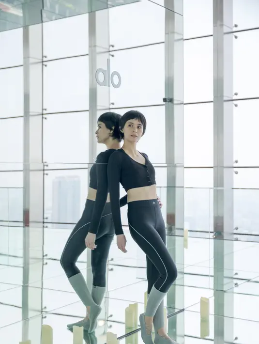 ALO mengajak sejumlah figur untuk merayakan Hari Yoga International. Renata Kusmanto hadir dalam balutan yoga attire bergaya balerina. cropped top, legging dan strappy grip socks bernuansa kontras. [Foto. ALO.Dok]