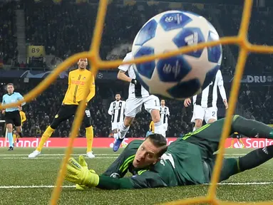 Kiper Juventus, Wojciech Szczesny gagal menghadang bola yang ditendang pemain Young Boys, Guillaume Hoarau pada laga pamungkas Grup H Liga Champions di Stade de Suisse, Kamis (13/12). Juventus kalah 1-2 dari tuan rumah, Young Boys. (Fabrice COFFRINI/AFP)