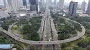 i Jalan Gatot Subroto, Jakarta Selatan, misalnya, arus lalu lintas tampak lengang meski masih terlihat banyak kendaraan melintas. Arus lalu lintas terpantau ramai lancar. Begitu pulan kondisi arus lalu lintas Tol Dalam Kota Jakarta yang terlihat lengang. (merdeka.com/Arie Basuki)