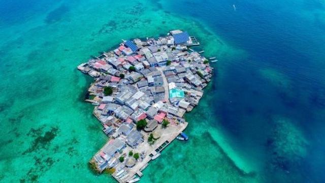 pulau di indonesia yang memiliki jumlah penduduk paling banyak adalah