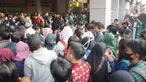 Calon penumpang antre masuk ke dalam Stasiun Citayam, Depok, Jawa Barat, Senin (8/6/2020). Memasuki fase PSBB proporsional menuju new normal Kota Depok, stasiun ramai dipadati penumpang yang kini mulai beraktivitas kembali. (Liputan6.com/Immanuel Antonius)
