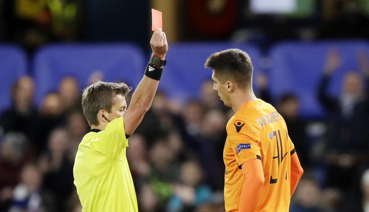 Pemain PAOK Thessaloniki, Yevhen Khacheridi, mendapat kartu merah saat melawan Chelsea pada laga Liga Europa di Stadion Stamford Bridge, Kamis (29/11). Chelsea menang 4-0 atas PAOK Thessaloniki. (AP/Matt Dunham)
