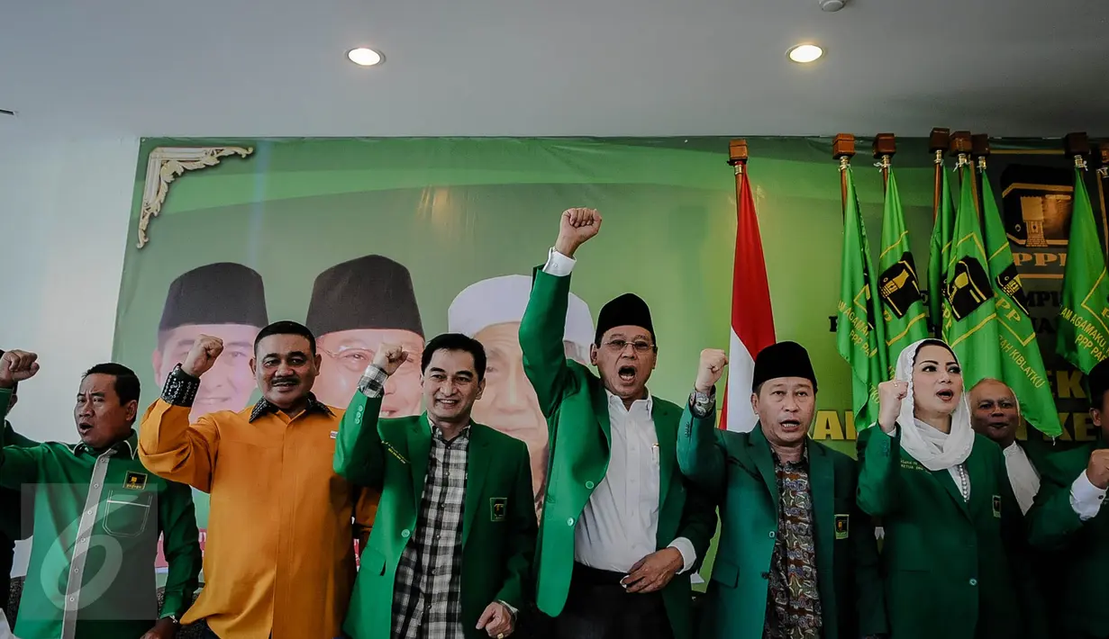 Ketum PPP versi Muktamar Jakarta, Djan Faridz bersama pengurus partai lainnya bersorak usai deklarasi dukungan kepada Basuki Tjahaja Purnama (Ahok)-Djarot Saiful Hidayat di Pilkada DKI 2017, di DPP PPP, Jakarta, Jumat (7/10). (Liputan6.com/Faizal Fanani)
