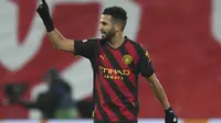 Riyad Mahrez mencetak gol tunggal hasil 1-1 Man City melawan RB Leipzig pada leg pertama 16 besar Liga Champions 2022/2023 di Red Bull Arena, Kamis (23/2/2023). (AP/Michael Sohn)