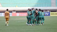 Para pemain Persebaya merayakan kemenangan atas Bhayangkara FC. (persebaya.id)