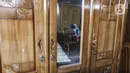 Pekerja menyelesaikan pembuatan furniture (perlengkapan rumah) di kolong Flyover Kranji, Bekasi, Jawa Barat, Sabtu (7/11/2020). Sebelum pandemi COVID-19, pedagang bisa menjual lima sampai tujuh unit furniture per hari, tapi kini hanya satu bahkan tidak sama sekali. (Liputan6.com/Johan Tallo)
