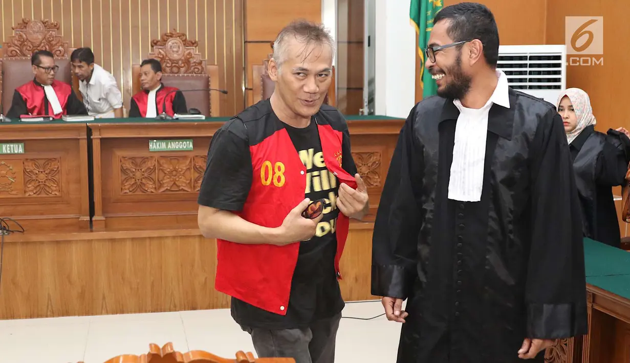 Aktor Tio Pakusadewo berbincang dengan kuasa hukumnya saat menjalani sidang lanjutan kasus narkoba di PN Jakarta Selatan, Kamis (7/6). Sidang ditunda karena hakim ketua berhalangan hadir. (Liputan6.com/Immanuel Antonius)