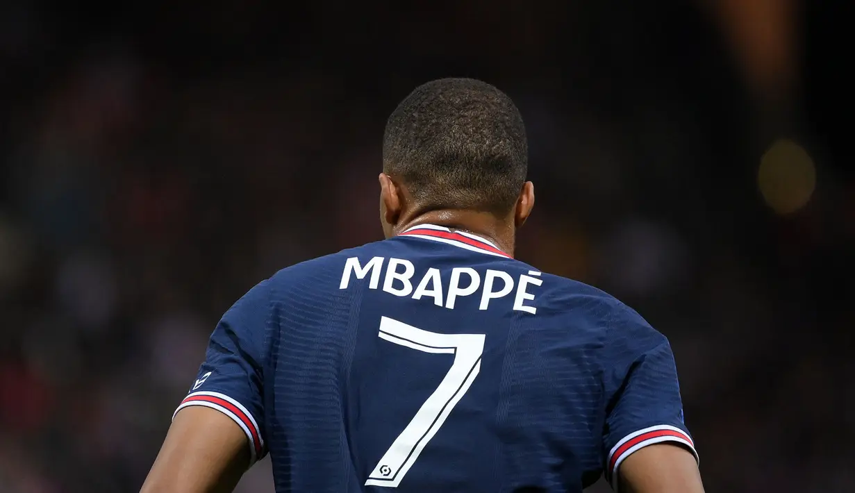 Berhembus kabar bahwa Mbappe akan meninggalkan Paris Saint-Germain menuju Real Madrid pada penutupan bursa transfer musim panas, yakni Selasa 31 Agustus 2021. Dikabarkan Real Madrid telah memberikan tawaran sebesar 180+15 juta euro kepada PSG. (Foto: AFP/Franck Fife)
