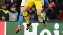 Pemain Barcelona Ivan Rakitic (depan) berebut bola dengan pemain Napoli Piotr Zielinsk pada pertandingan babak 16 besar Liga Champions di San Paolo Stadium, Naples, Italia, Selasa (25/2/2020). Pertandingan berakhir dengan skor 1-1. (Alfredo Falcone/Andrew Medichini)