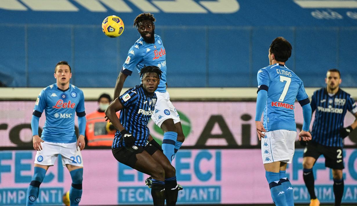 Gelandang Napoli, Tiemoue Bakayaoko (atas) memenangi duel udara dengan striker Atalanta, Duvan Zapata dalam laga leg kedua semifinal Coppa Italia 2020/21 di The Azzurri d'Italia Stadium, Rabu (10/2/2021). Napoli kalah 1-3 dari Atalanta. (AFP/Miguel Medina)