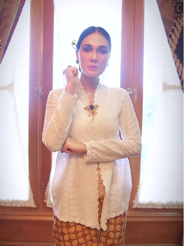 Deretan Gaya Public Figure Pakai Kebaya Kartini di Hari Kartini 2024, Luna Maya hingga Jennifer Bachdim