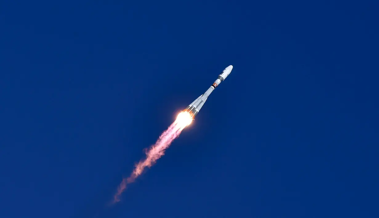 Roket Soyuz 2.1a meluncur di udara membawa satelit Lomonosov, Aist-2D, dan Samsat-218 mulai lepas landas dari landasan kosmodrom baru Vostochny di Uglegorsk, Blagoveshchensk, Rusia (28/4). (REUTERS/ Kirill Kudryavtsev)
