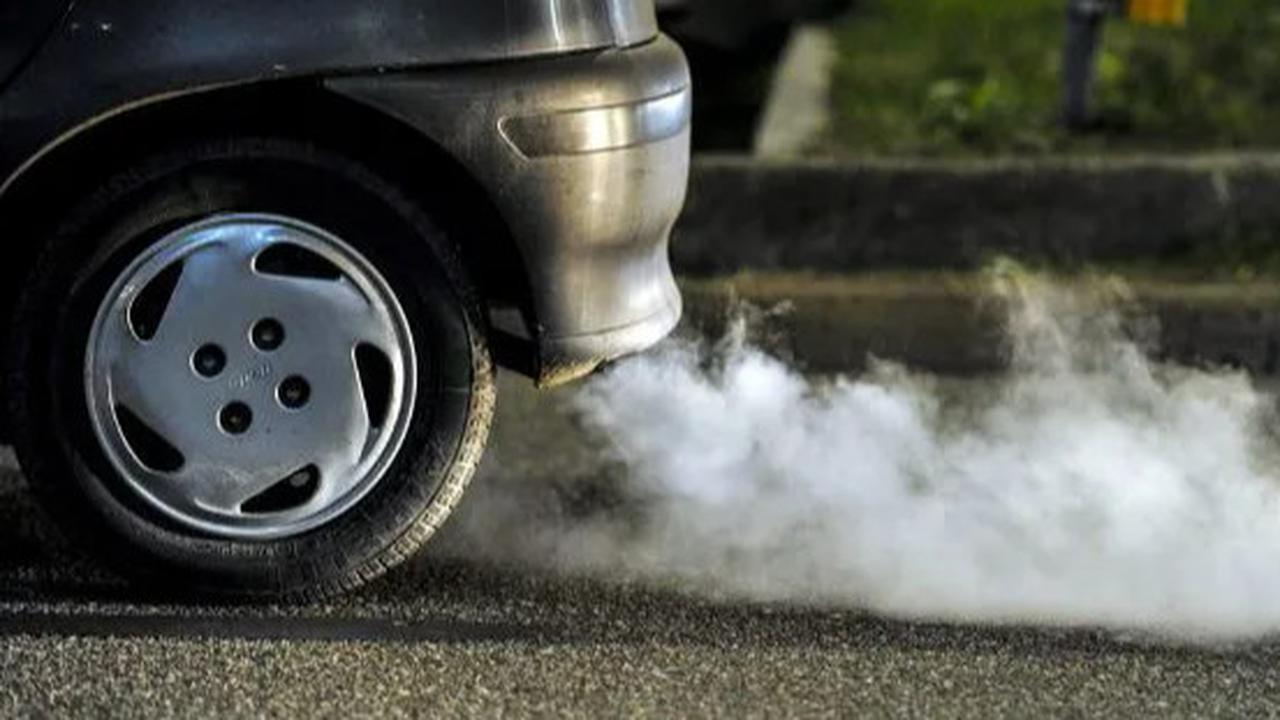 Makna Asap Putih yang Keluar dari Knalpot Mobil Berbahan Bakar Bensin