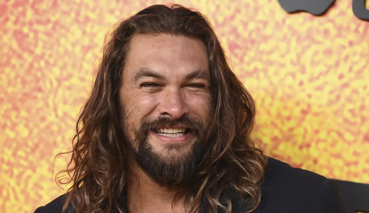 Jason Momoa tersenyum saat menghadiri pemutaran perdana musim ketiga film "See," di DGA Theater di Los Angeles (23/8/2022). Di film ini Jason Momoa adalah salah satu papa yang bangga, baik di dalam maupun di luar lokasi syuting. (Jordan Strauss/Invision/AP)