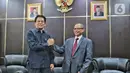 Direktur Tata Usaha Negara Kejaksaan Agung, Johanis Tanak (kiri) bersalaman dengan Auditor Badan Pemeriksa Keuangan (BPK), I Nyoman Wara bersiap mengikuti Uji Kelayakan dan Kepatutan (fit and proper test) Calon Pengganti Komisioner Komisi Pemberantasan Korupsi (KPK) di Ruang Rapat Komisi III DPR, Kompleks Parlemen, Senayan, Rabu (28/9/2022).  (Liputan6.com/Angga Yuniar)
