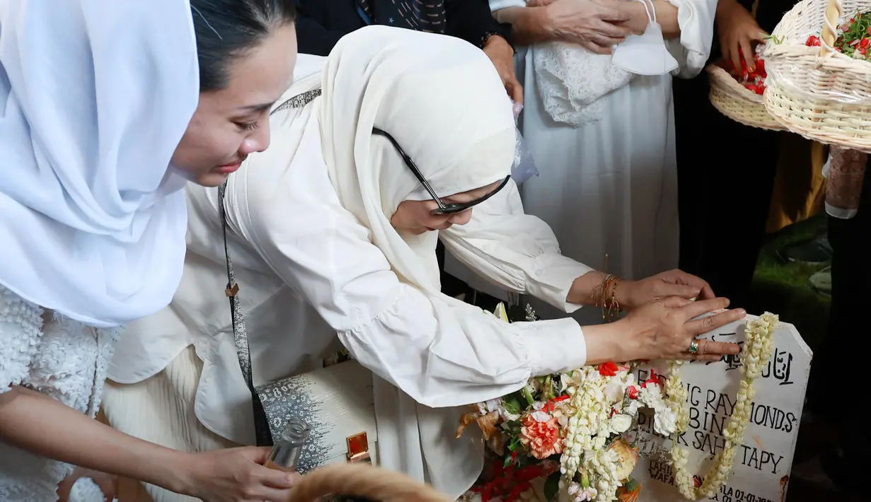 Aktris dan penyanyi senior, Dewi Yull menghadiri pemakaman jenazah mantan suaminya, Ray Sahetapy di TPU Tanah Kusir, Jakarta Selatan, Jumat (4/4/2025). (KapanLagi.com/Budy Santoso)