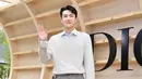 <p>Sang Global Ambassador Dior, Sehun EXO tampil bergaya smart casual memadukan striped light blue cotton poplin long shirt, sweater dan taupe cotton thick canvas cargo pants dari koleksi Dior Fall 2022 Menswear Look. (Instagram/koreadispatch).</p>