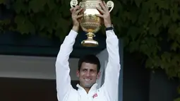 Novak Djokovic keluar sebagai juara Wimbledon 2014 setelah menumbangkan Roger Federer di final klasik, 6-7(7), 6-4, 7-6(4), 5-7, 6-4, London, Minggu (6/7/14). (REUTERS/Suzanne Plunkett)