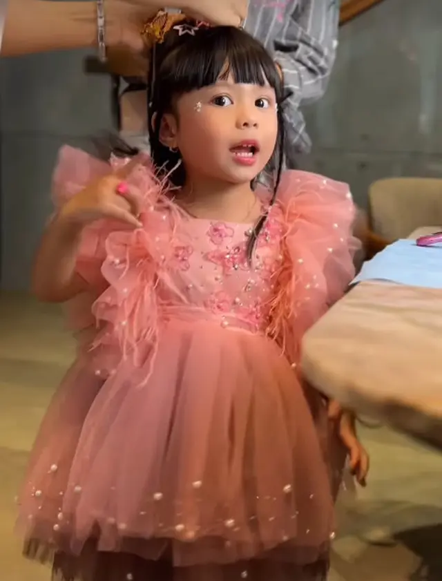 8 Potret Ameena tampil pede nyanyi di panggung dengan gaun pink, bikin gemes bak diva cilik