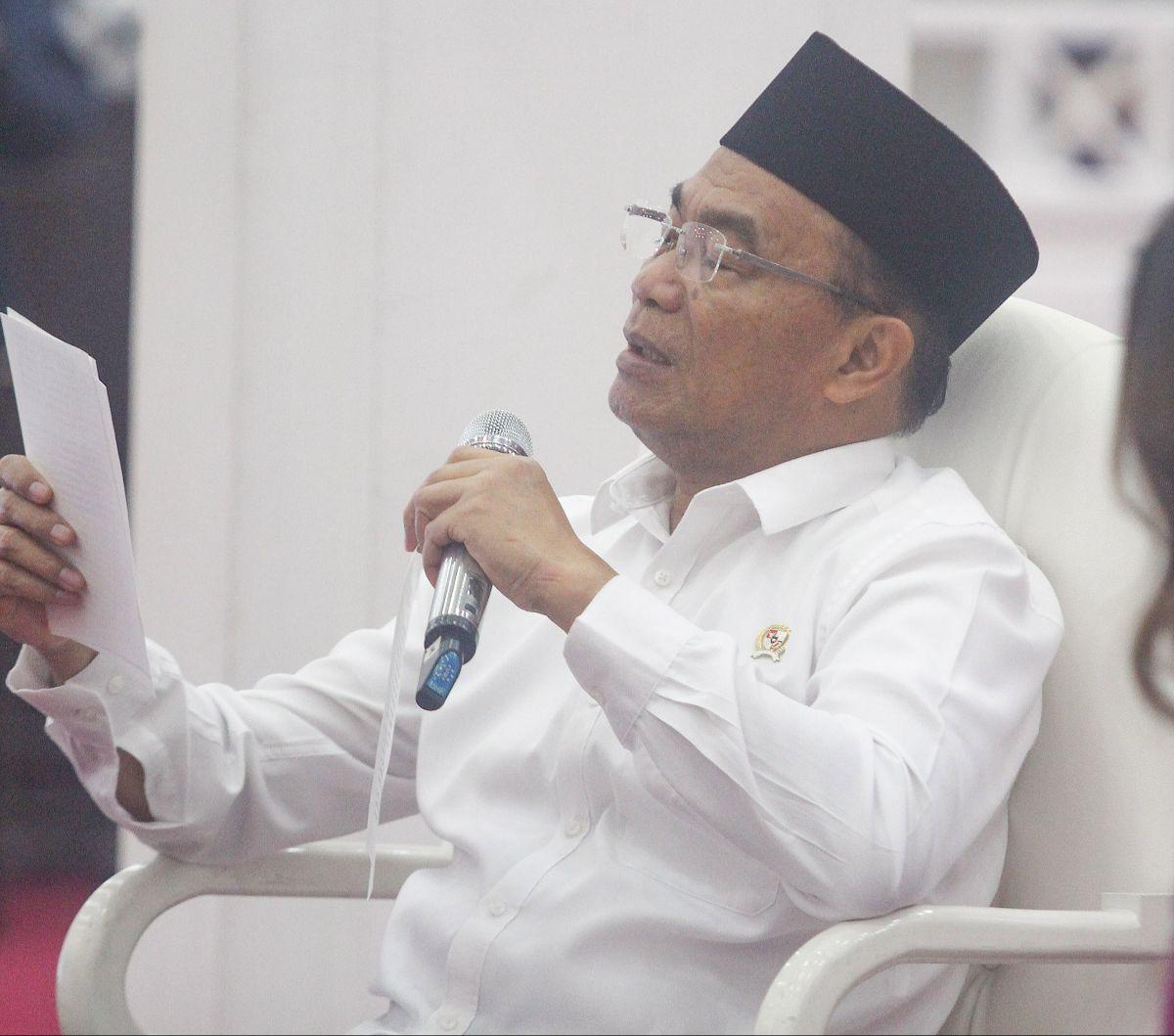 Menteri Koordinator Bidang Pembangunan Manusia dan Kebudayaan (PMK) Muhadjir Effendy memberikan keterangan terkait penanganan kemiskinan ekstrem di Kemenko PMK, Jakarta, Rabu (3/7/2024). Dalam kesempatan tersebut, Muhadjir menyoroti berbagai strategi dan 