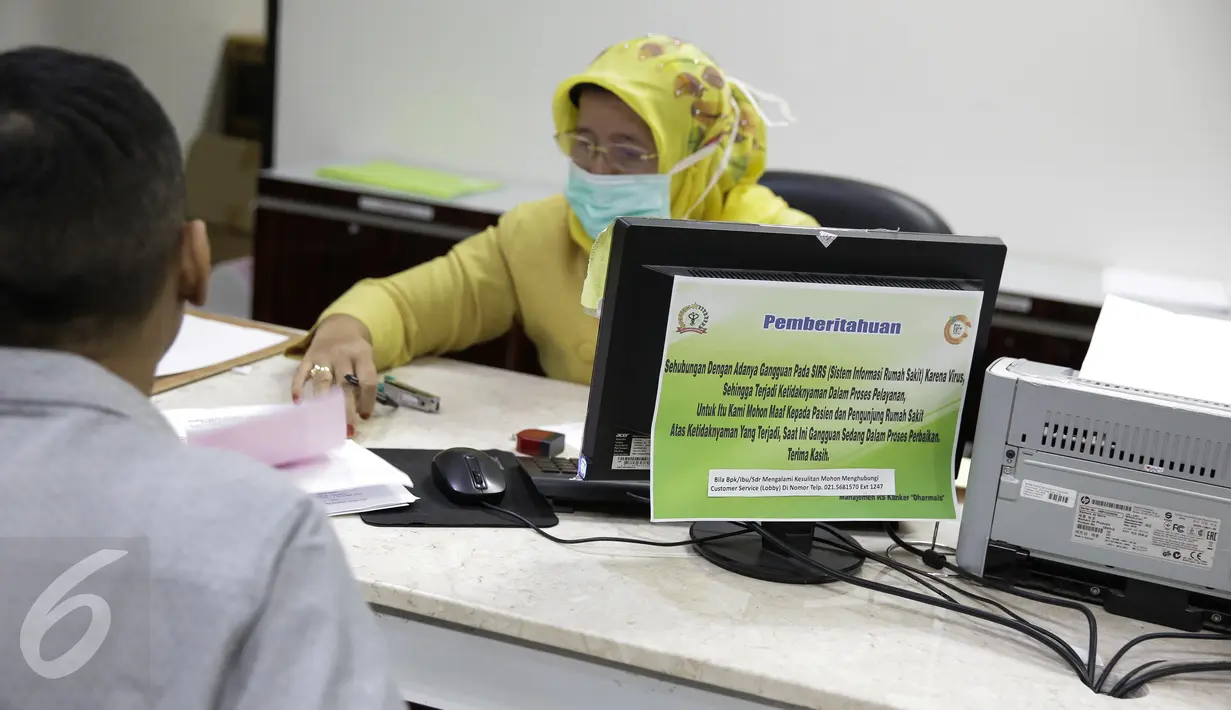 Sejumlah poster pemberitahuan Ransomware WannaCrypt atau WannaCry dipasang di RS Kanker Dharmais, Jakarta, Senin (15/5). Imbas serangan ransomware WannaCrypt mengakibatkan  pelayanan kepada pasien terganggu. (Liputan6.com/Faizal Fanani)