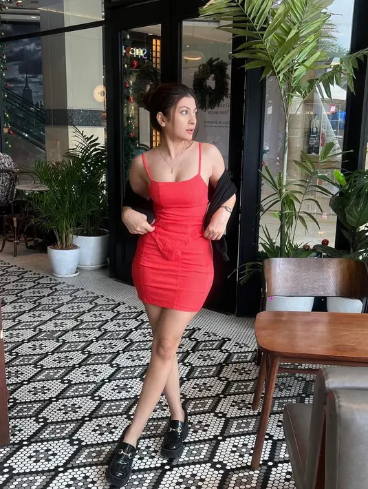 Penampilan simple chic Sarah Keihl mengenakan dress bertali spageti berwarna merah merona. [Foto: Instagram/sarahkeihl]