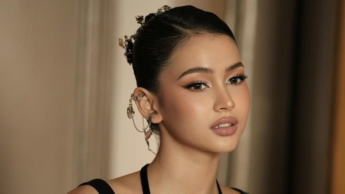 Soft Glam ala Sandrinna Michelle di Premiere Film “Rego Nyowo”, Perpaduan Nude Makeup dan Elegansi Futuristik