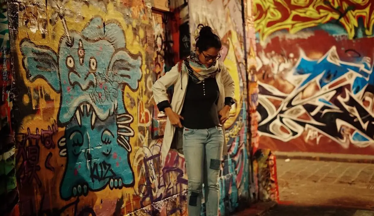 Pria menjelaskan, teknis penggarapan film ini cenderung berbeda dari film biasanya. "Ini jadinya pemain dan set sama, tapi sutradara ganti-ganti, biasanya kan kebalikannya ya," ujarnya. (instagram/itsprisia)