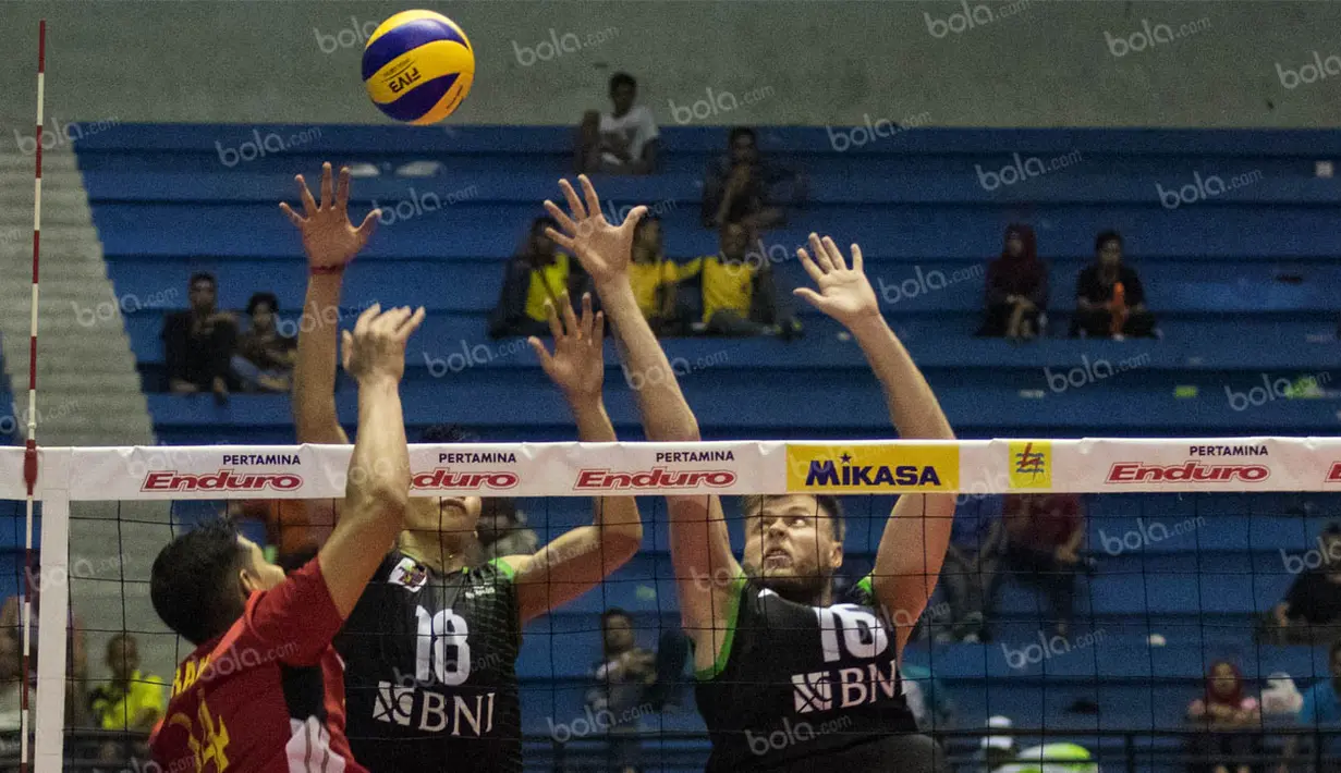 Pevoli Jakarta BNI Taplus, Jose Da Silveira, berusaha melakukan blocking saat melawan Samator Surabaya. Finalis tahun lalu itu takluk 25-16, 20-25, 25-21, 20-25, 16-18. (Bola.com/Vitalis Yogi Trisna)