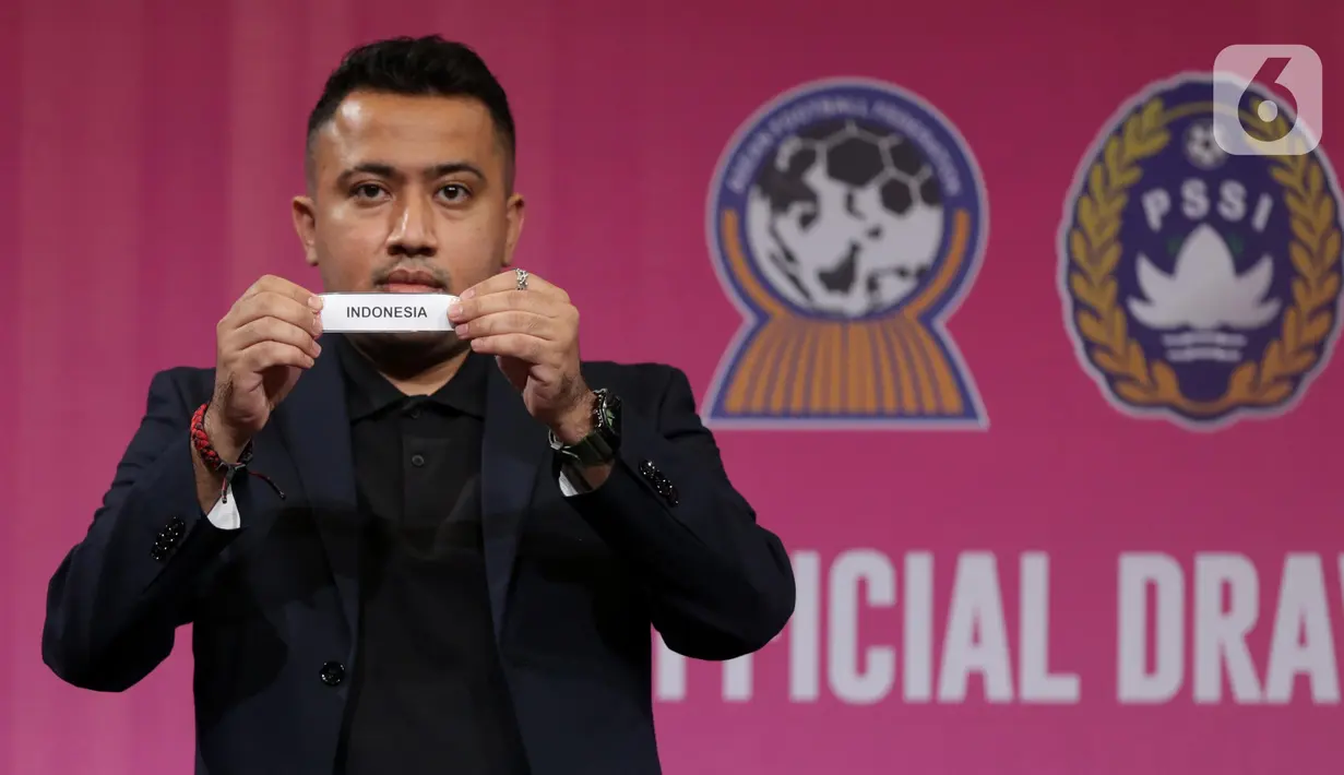 Pengundi mengangkat hasil undian dalam drawing babak grup Piala AFF Putri U-16 2025 di SCTV Tower, Senayan, Jakarta, Senin (21/7/2025). (Liputan6.com/Helmi Fithriansyah)