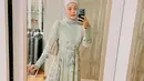 Untuk tampilan formal, gaya Dara Arafah dengan gamis floral nuansa  warna tosca, dipadukan dengan hijab warna grey juga tak kalah menarik. (Instagram/ daraarafah).