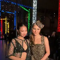 Lily-Rose Depp tampil memikat dengan sentuhan motif animal print yang dramatis. Ia mengenakan gaun sleeveless bermotif cokelat-hitam dengan potongan fitted yang menonjolkan siluet tubuh.