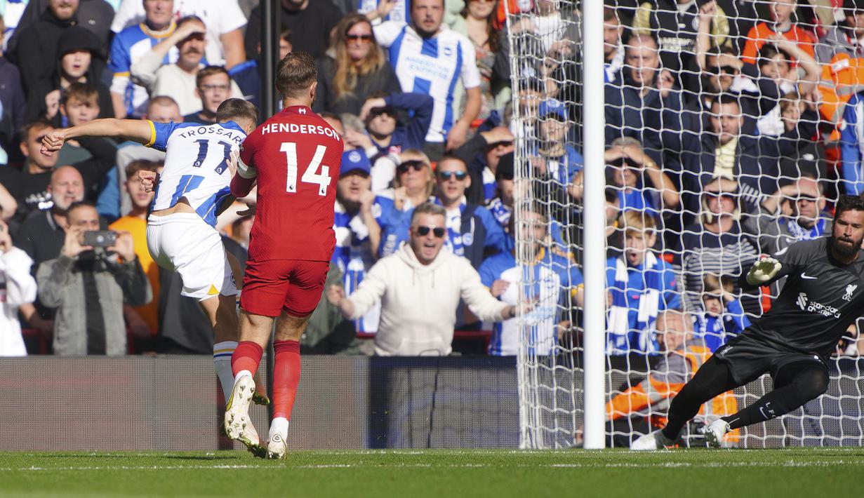 Liverpool dikejutkan dengan penampilan agresif tamunya Brighton and Hove Albion di awal babak pertama. Brighton langsung unggul dua gol saat laga belum genap 20 menit. Kedua gol dicetak oleh Leandro Trossard pada menit ke-4 dan menit ke-17. (PA via AP/Peter Byrne)