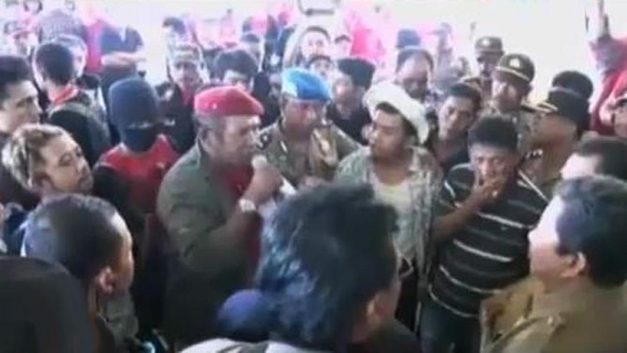 Unjuk Rasa Memprotes Pembekuan PSSI di Makassar Berlangsung Ricuh