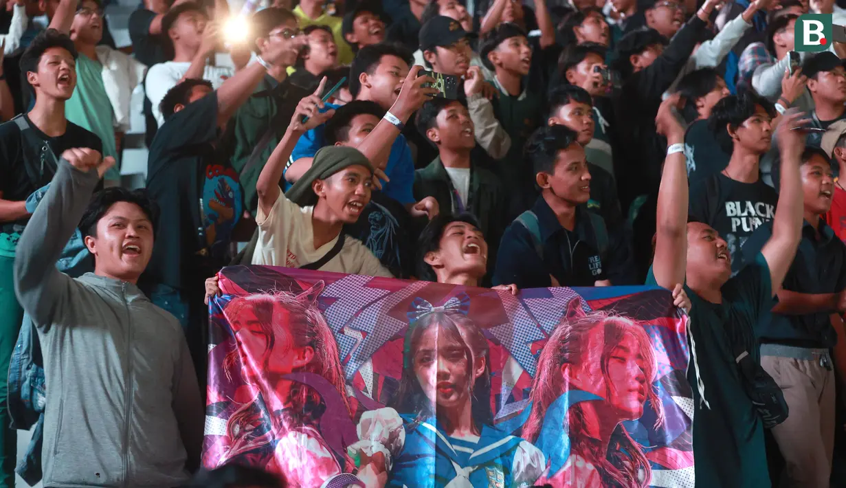 Fans JKT48 dengan penuh semangat saat menyaksikan idolanya tampil di acara puncak Grand Final AXIS Nation Cup 2023 yang berlangsung di Istora Senayan, Jakarta, Minggu (15/10/2023). (Bola.com/M Iqbal Ichsan)