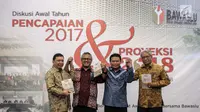 Wakil Ketua Komisi II DPR Fandi Utomo (kiri), Ketua KPU Arief Budiman (dua kiri), Ketua Bawaslu Abhan (kanan), dan Ketua DKPP Harjono (kanan) foto bersama dalam diskusi di Jakarta, Kamis (25/1). (Liputan6.com/Faizal Fanani)