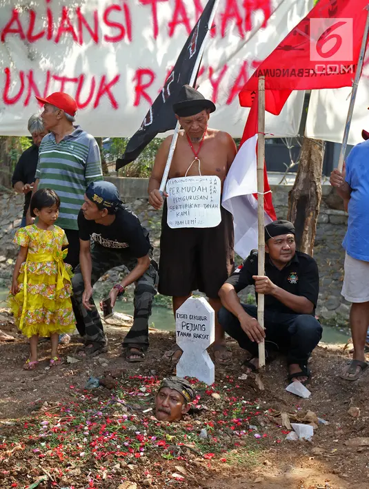 Warga yang tergabung dalam Aliansi Tanah Untuk Rakyat melakukan aksi kubur diri di Taman Kayu Mas, Pulogadung, Jakarta Timur, Jumat (23/8/2019). Mereka menuntu sengketa tanah antara warga dengan badan pertanahan DKI Jakarta diselesaikan. (Liputan6.com/Herman Zakharia)