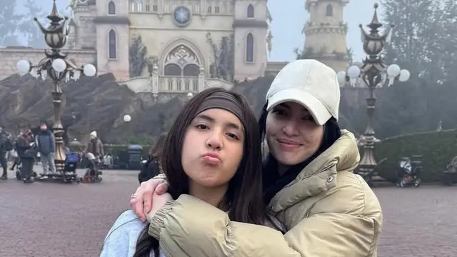 Nia Ramadhani Liburan Akhir Tahun ke Eropa, berfoto bersama putrinya. [@ramadhaniabakrie]