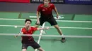 Pasangan Indonesia,Kevin Sanjaya/Marcus Fernaldi Gideon saat menghadapi wakil China Taipei, Lee Jhe-Huei/Lee Yang, pada laga semifinal bulutangkis Asian Games di Istora Senayan, Jakarta, Senin (27/8/2018). (Bola.com/Vitalis Yogi Trisna)