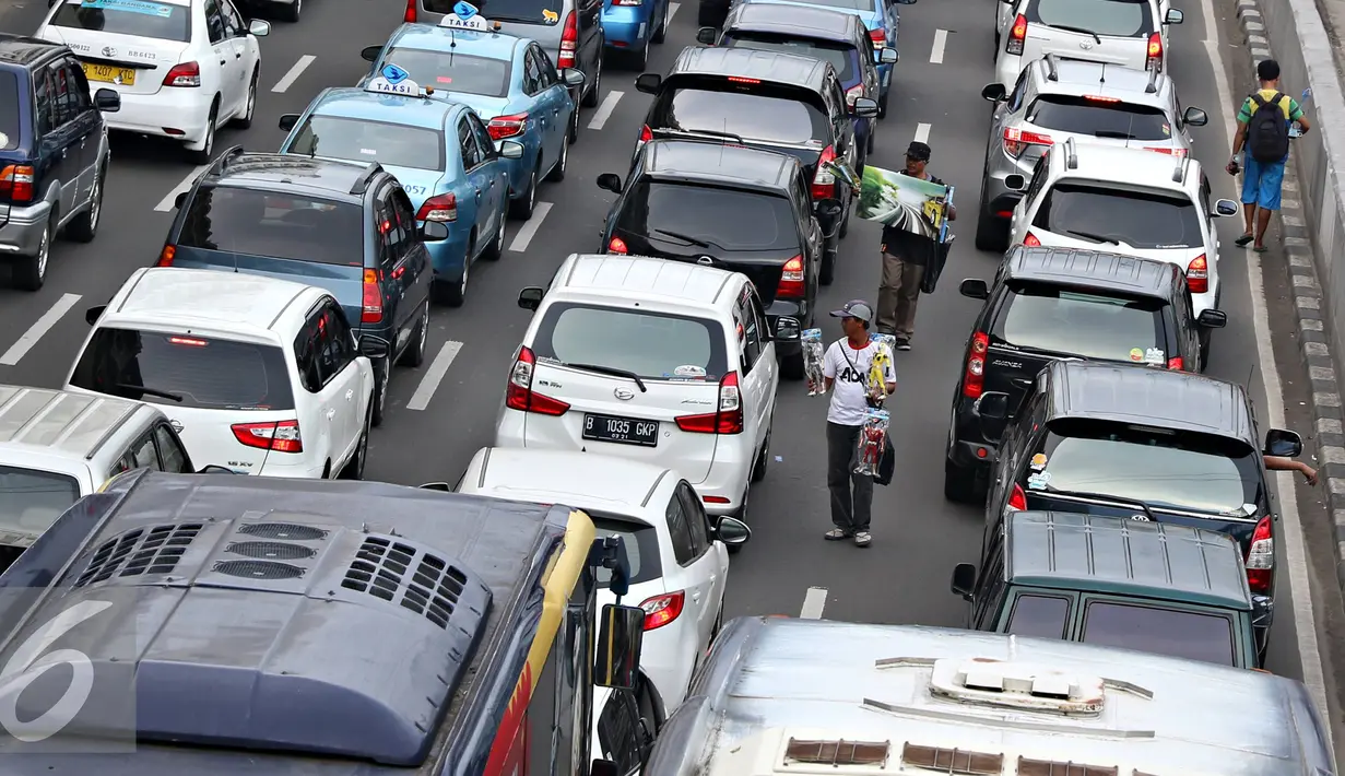 Sejumlah pedagang menjajakan dagangannya di tengah kemacetan kawasan Harmoni, Jakarta, Selasa (19/4). Kemacetan yang semakin parah di Ibukota menjadi keuntungan tersendiri bagi para pedagang asongan untuk mencari nafkah.(Liputan6.com/Immanuel Antonius)