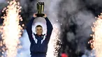 Penyerang Paris Saint-Germain Kylian Mbappe mengangkat trofi selama upacara setelah menjadi pencetak gol terbanyak sepanjang sejarah klubnya selepas pertandingan Ligue 1 Prancis antara PSG dan FC Nantes di Parc de Princes, Minggu (5/3/2023) dini hari WIB. Kylian Mbappe menorehkan pencapaian baru bersama klubnya PSG. (FRANCK FIFE / AFP)