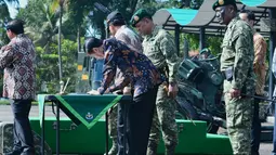 Presiden Joko Widodo memberikan tanda tangan saat mengunjungi Markas Divisi Infanteri 1 Kostrad Cilodong, Jawa Barat, Rabu (16/11). Presiden yang merupakan Panglima Tertinggi TNI ini disambut yel-yel 3.500 pasukan. (DOK. PENKOSTRAD)