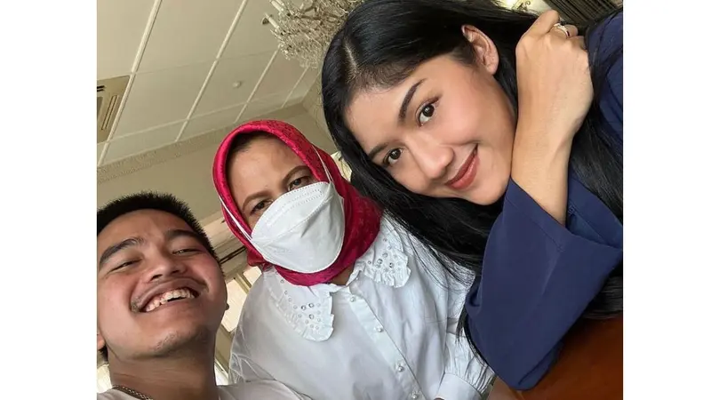 Erina Gudono berfoto dengan Iriana Jokowi dan Kaesang