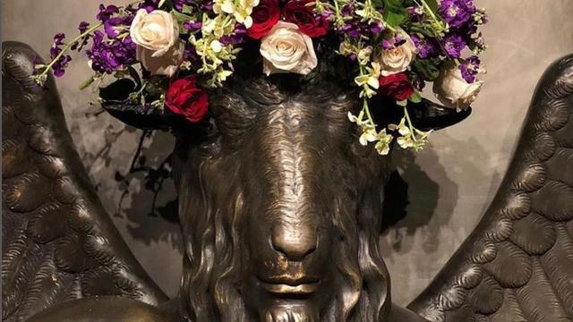 Patung baphomet di Instagram The Satanic Temple.