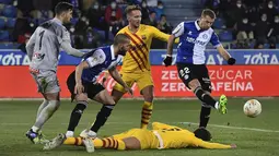 Penyerang Barcelona Luuk de Jong berebut bola dengan bek Deportivo Alaves Florian Lejeune dalam duel pekan ke-22 La Liga 2021/22, di Estadio Mendizorroza, Senin (24/1/2022) dini hari WIB. Gol telat Frenkie De Jong memenangkan Barcelona 1-0. (AP Photo/Alvaro Barrientos)
