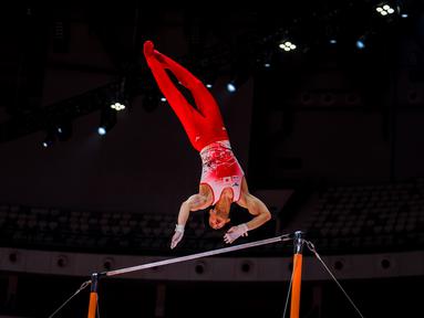 Pesenam putra Jepang, Daiki Hashimoto beraksi dalam nomor palang sejajar pada babak kualifikasi Kejuaraan Dunia Gimnastik 2025 di Indonesia Arena, Senayan, Jakarta, Minggu (19/10/2025). (Bola.com/Bagaskara Lazuardi)