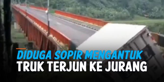 VIDEO: Detik-Detik Mobil Truk Terjung ke Jurang, Diduga Sopir Mengantuk