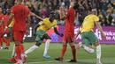 Ekspresi kecewa pemain China setelah gawang mereka dibobol oleh pemain Australia, Lewis Miller (kanan) saat laga lanjutan Grup C Kualifikasi Piala Dunia 2026 yang berlangsung di Adelaide Oval, Adelaide, Australia, Kamis (10/10/2024). (AP Photo/James Elsby)