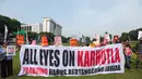 Mahasiswa membentangkan spanduk bertuliskan “All Eyes on Karhutla, Prabowo Harus Bertanggung Jawab” saat menggelar aksi unjuk rasa di kawasan Tugu Tani, Jakarta Pusat, Selasa (20/10/2026). Spanduk tersebut menjadi bentuk kritik terhadap penanganan kebakaran hutan dan lahan di Kalimantan. (KLY/Budy Santoso)
